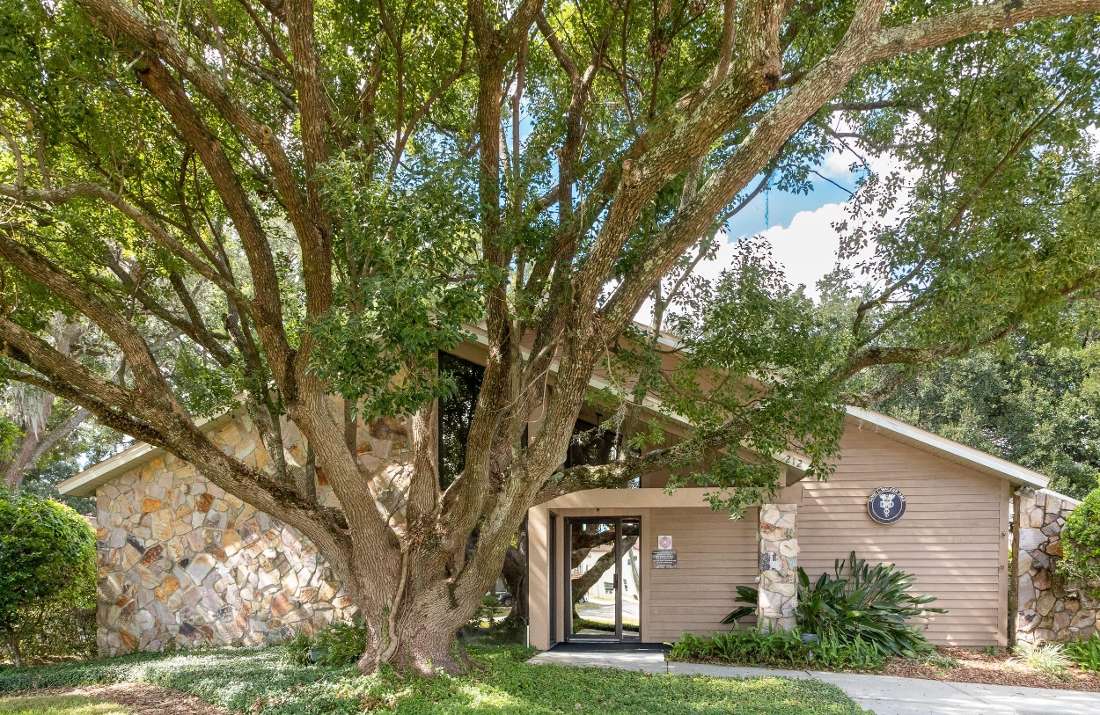 Building exterior of Walker & Barr, DMD in Brandon, FL